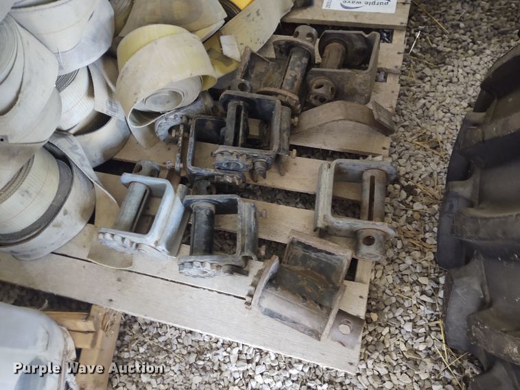 image for item DE7032 Pallet of ratchets and straps