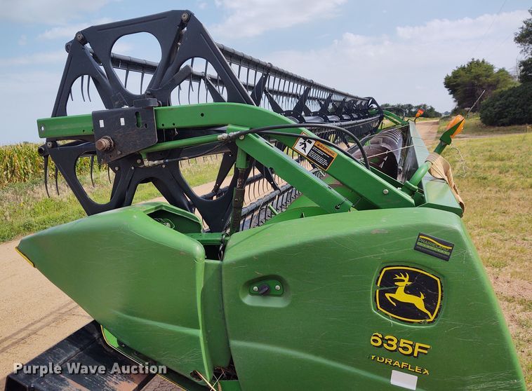 image for item DE7046 2006 John Deere 635F Hydraflex flex head