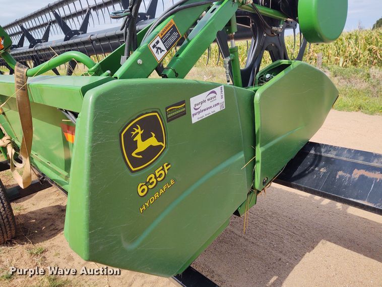 image for item DE7046 2006 John Deere 635F Hydraflex flex head