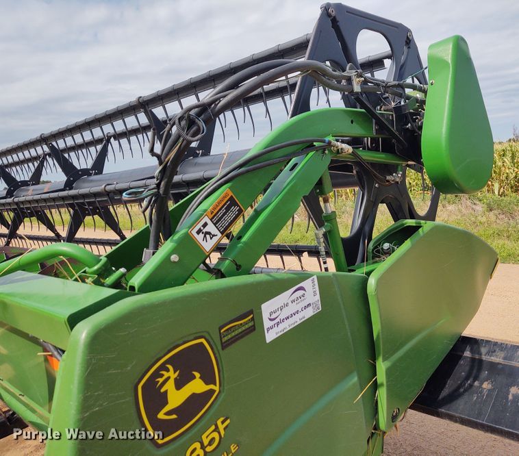 image for item DE7046 2006 John Deere 635F Hydraflex flex head