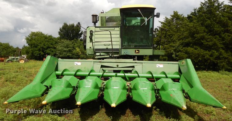 image for item DF5175 1981 John Deere SideHill 6620 combine