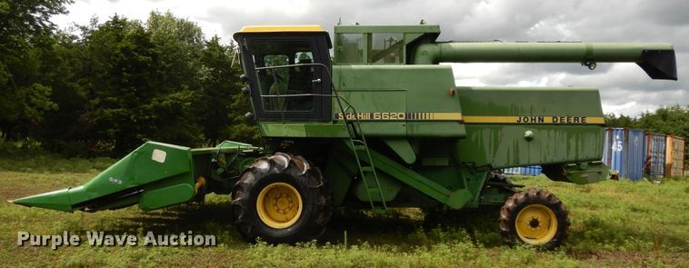 image for item DF5175 1981 John Deere SideHill 6620 combine