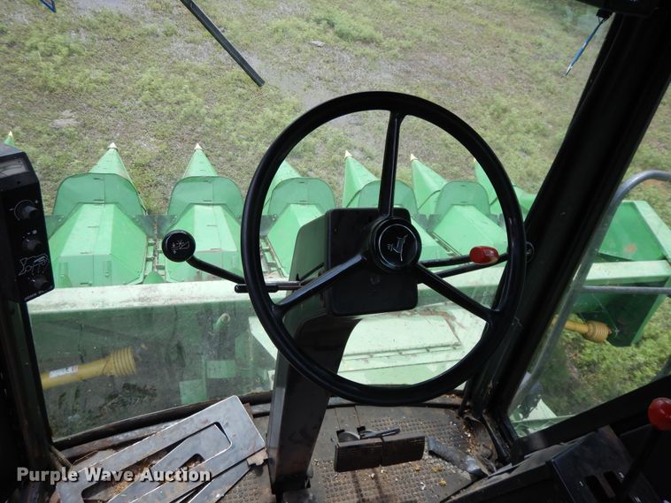 image for item DF5175 1981 John Deere SideHill 6620 combine