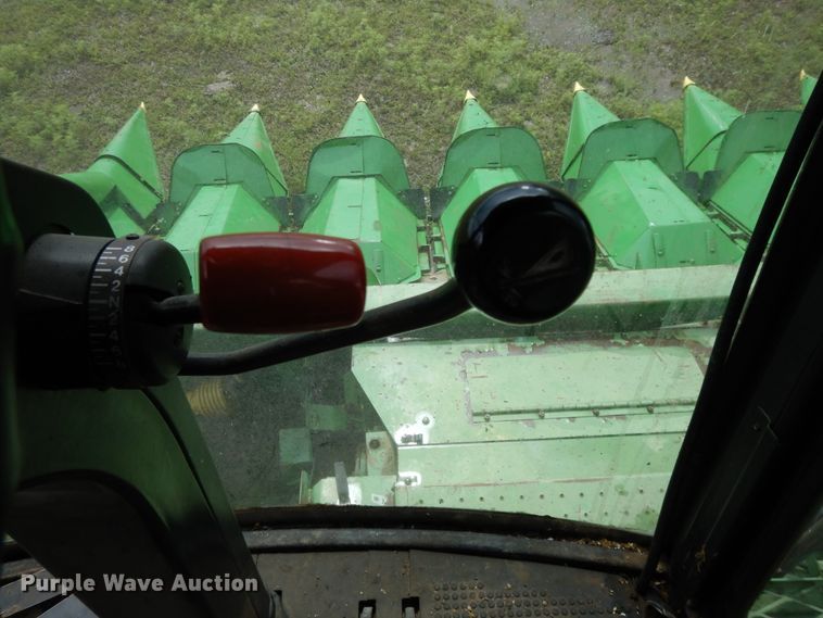 image for item DF5175 1981 John Deere SideHill 6620 combine