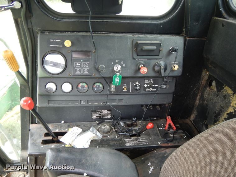 image for item DF5175 1981 John Deere SideHill 6620 combine