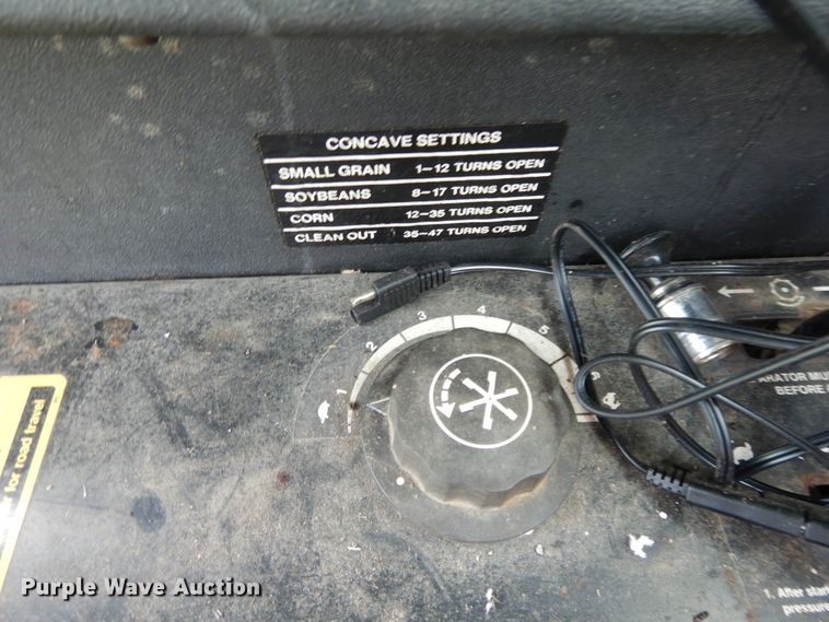 image for item DF5175 1981 John Deere SideHill 6620 combine