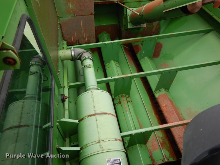 image for item DF5175 1981 John Deere SideHill 6620 combine