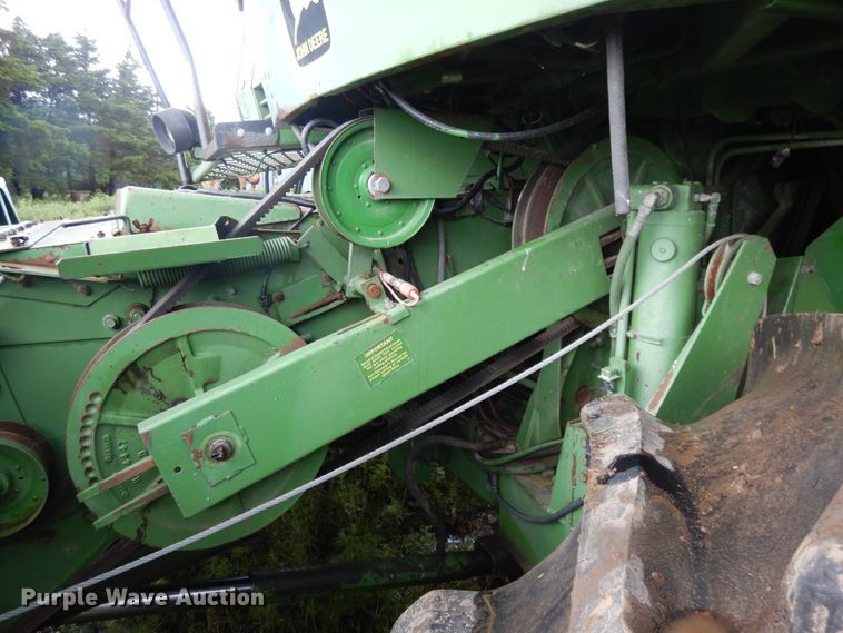 image for item DF5175 1981 John Deere SideHill 6620 combine