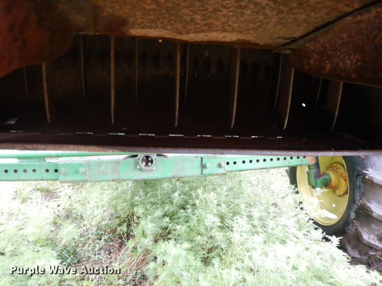 image for item DF5175 1981 John Deere SideHill 6620 combine