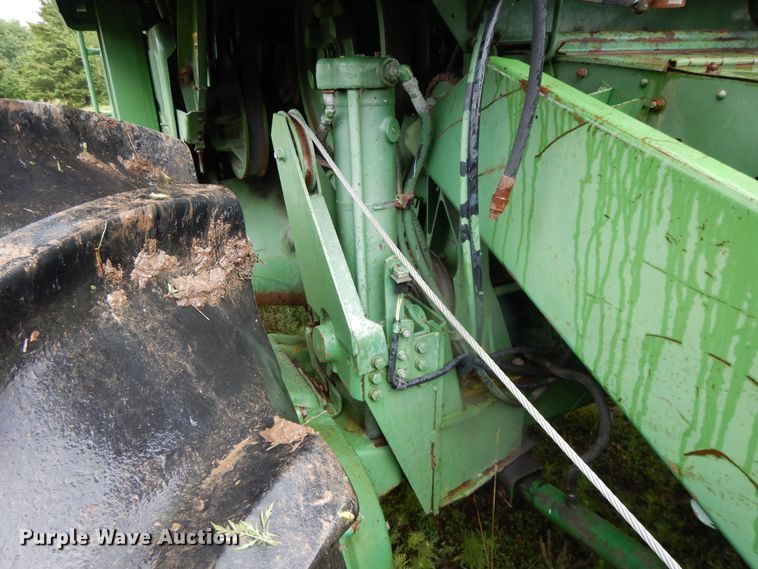 image for item DF5175 1981 John Deere SideHill 6620 combine