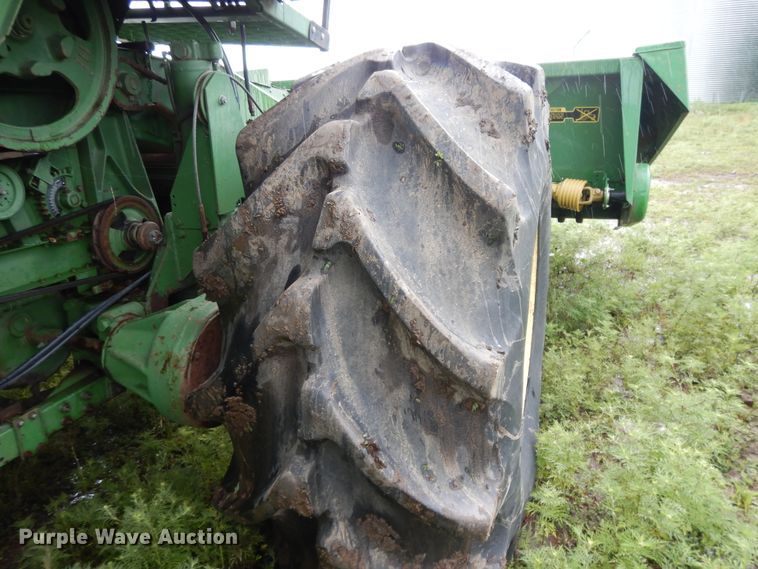 image for item DF5175 1981 John Deere SideHill 6620 combine