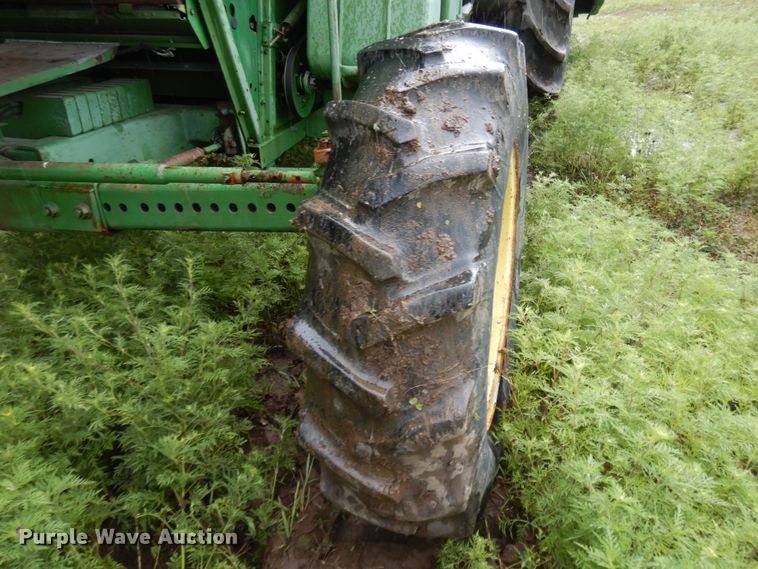 image for item DF5175 1981 John Deere SideHill 6620 combine