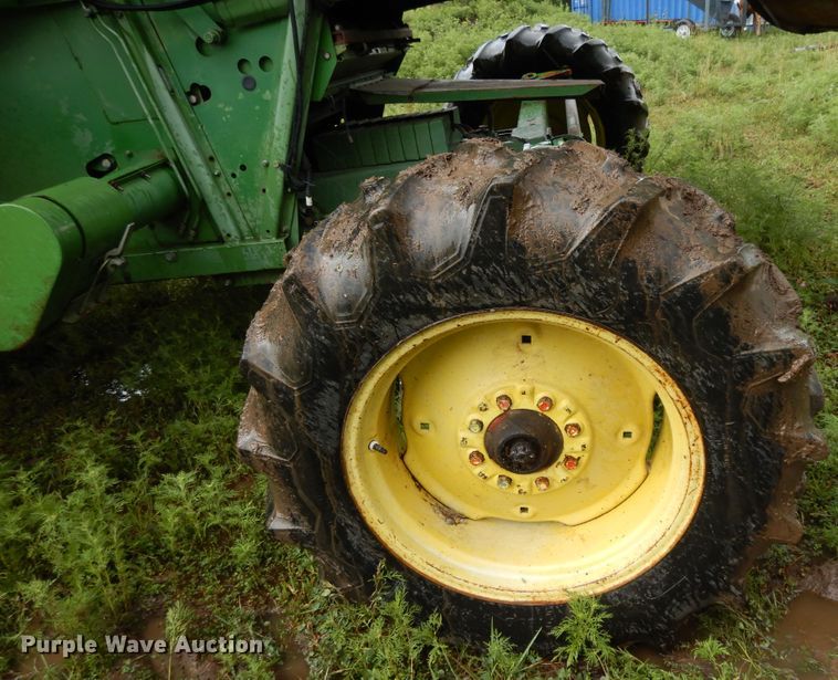 image for item DF5175 1981 John Deere SideHill 6620 combine