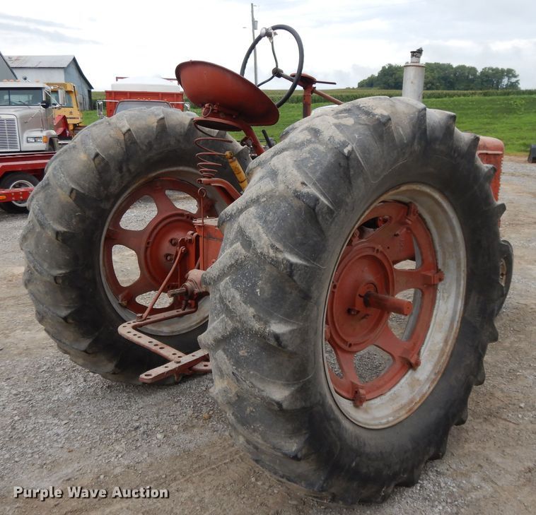 image for item DF5239 1951 Farmall H  tractor