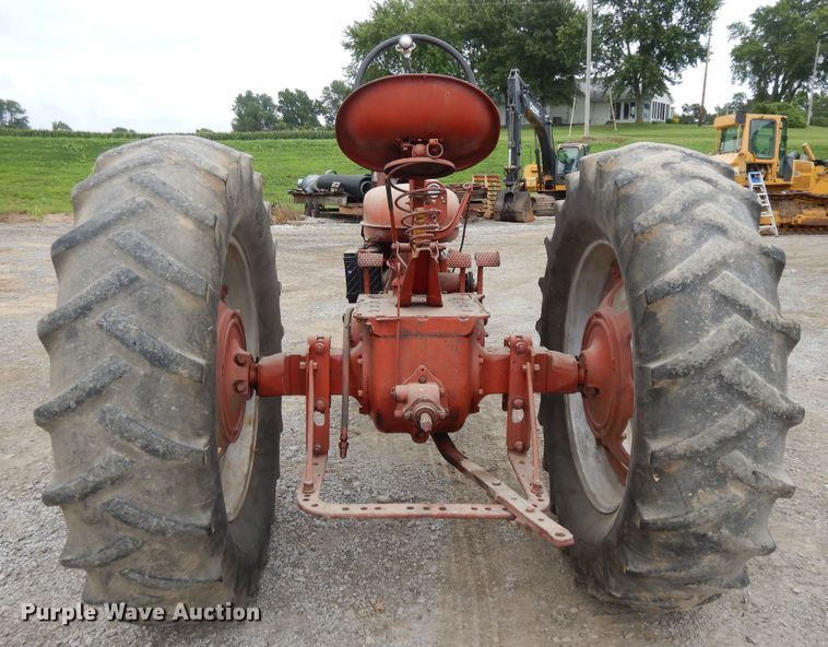 image for item DF5239 1951 Farmall H  tractor