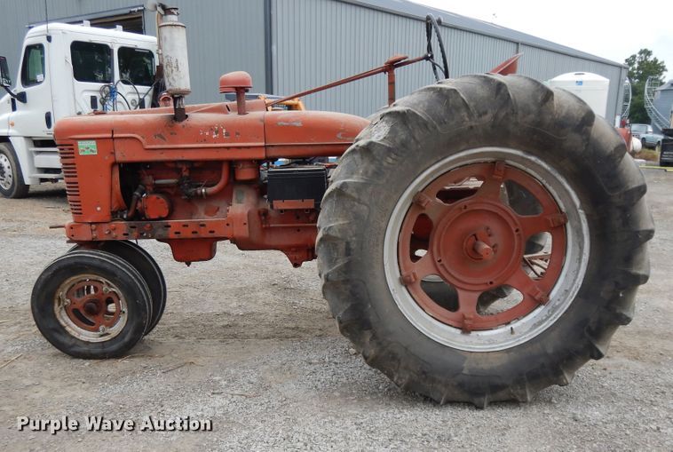 image for item DF5239 1951 Farmall H  tractor