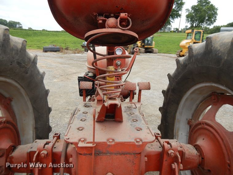 image for item DF5239 1951 Farmall H  tractor