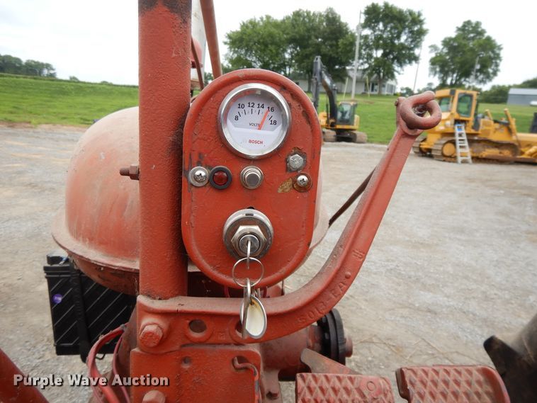 image for item DF5239 1951 Farmall H  tractor