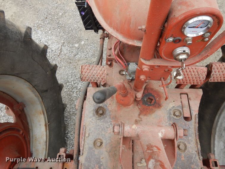 image for item DF5239 1951 Farmall H  tractor