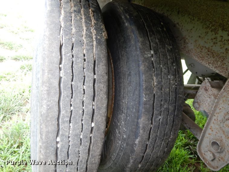 image for item DF5240 1996 Jet double hopper bottom grain trailer