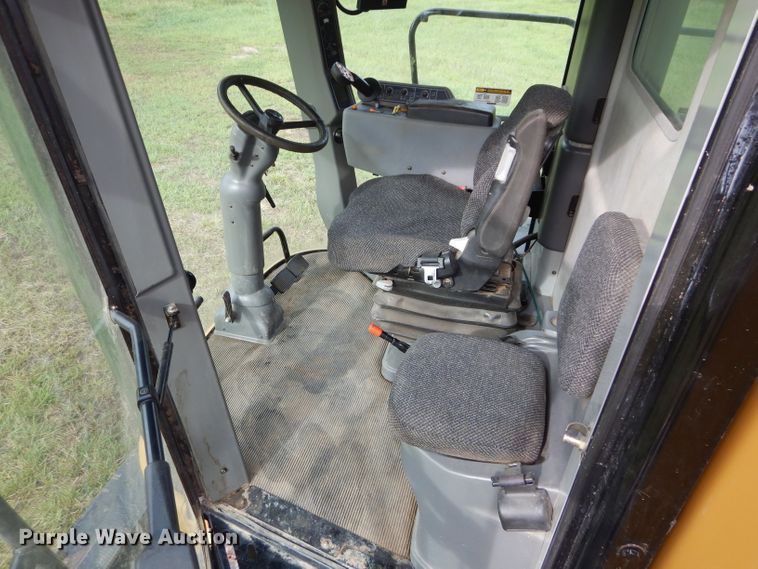 image for item DH4482 2004 Challenger 670 RWA combine