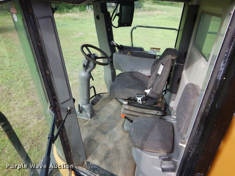 image for item DH4482 2004 Challenger 670 RWA combine