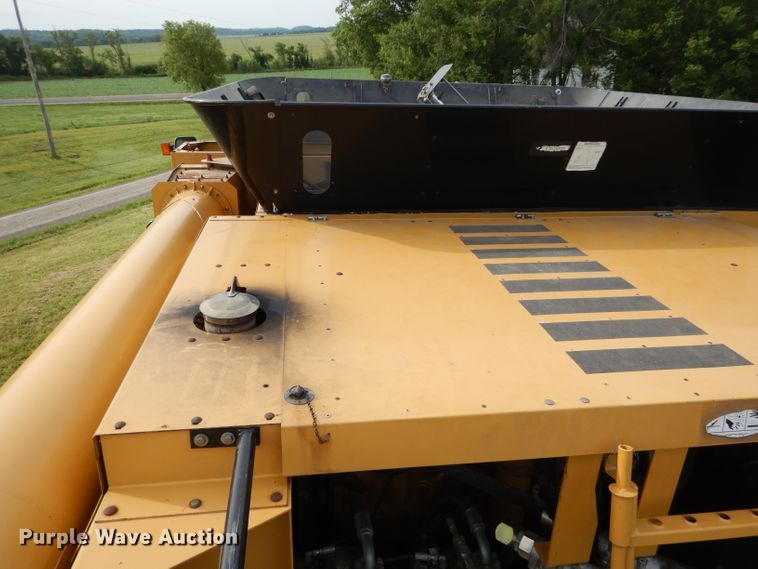 image for item DH4482 2004 Challenger 670 RWA combine