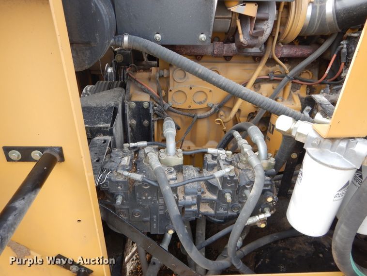 image for item DH4482 2004 Challenger 670 RWA combine