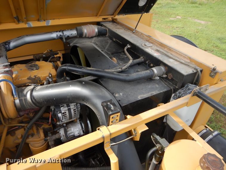 image for item DH4482 2004 Challenger 670 RWA combine