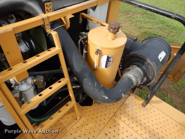 image for item DH4482 2004 Challenger 670 RWA combine