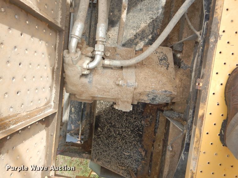 image for item DH4482 2004 Challenger 670 RWA combine