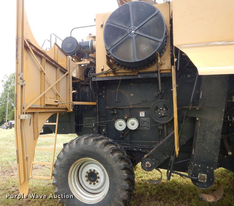 image for item DH4482 2004 Challenger 670 RWA combine