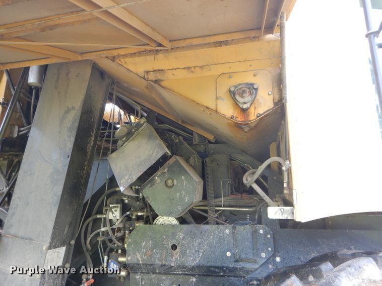 image for item DH4482 2004 Challenger 670 RWA combine