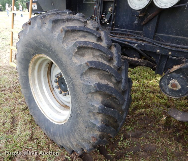 image for item DH4482 2004 Challenger 670 RWA combine