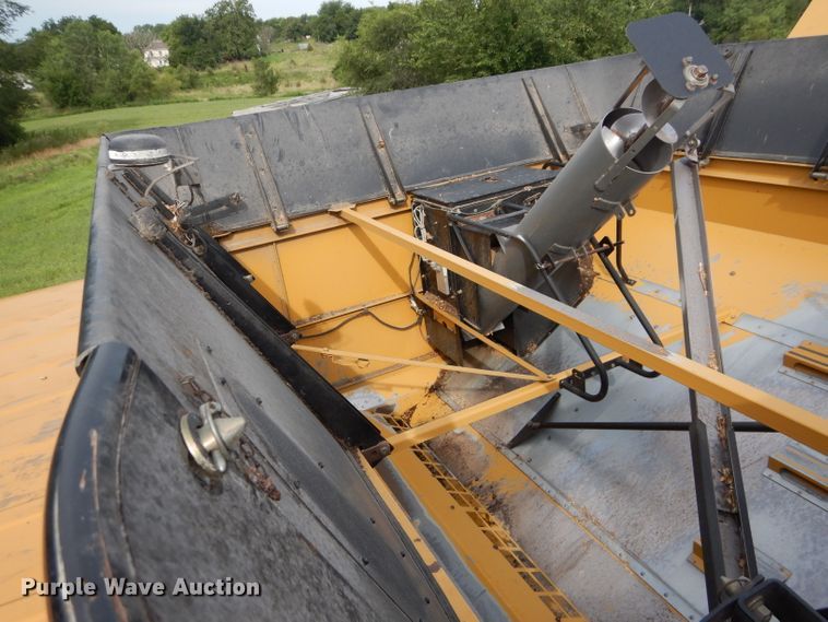 image for item DH4482 2004 Challenger 670 RWA combine