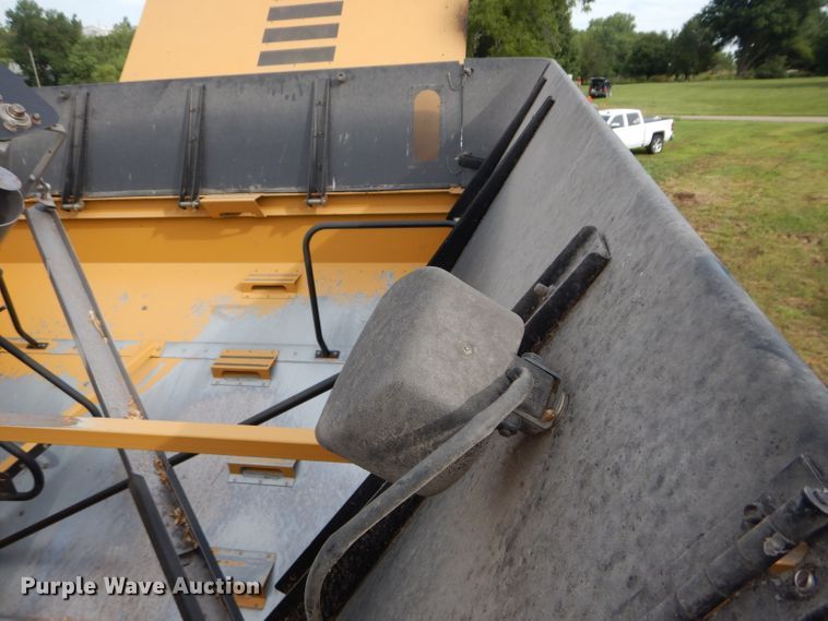 image for item DH4482 2004 Challenger 670 RWA combine