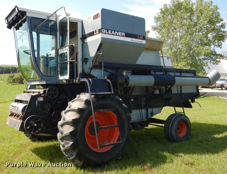 image for item DH4492 1981 Gleaner L2 combine