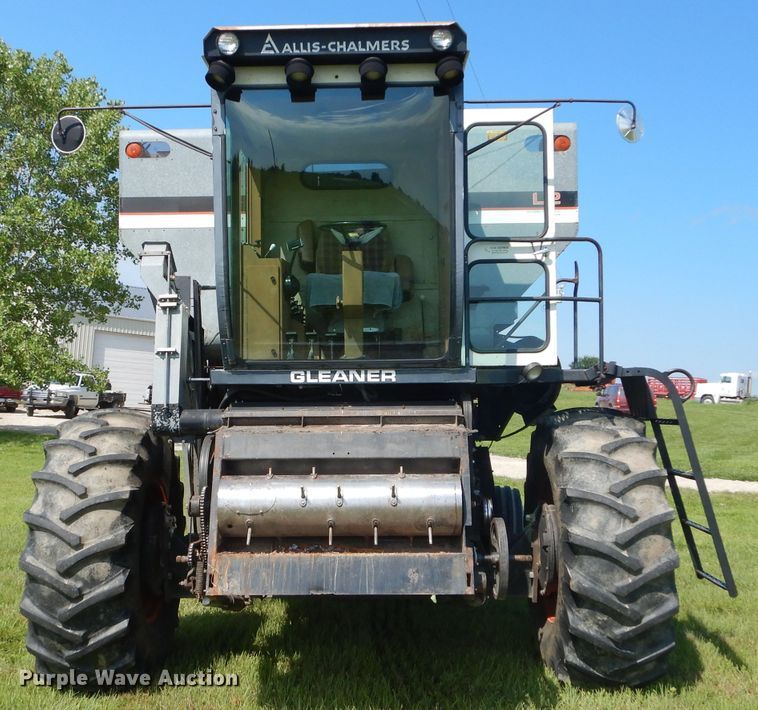 image for item DH4492 1981 Gleaner L2 combine