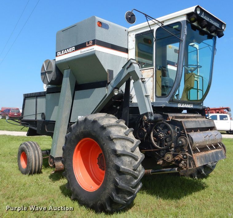 image for item DH4492 1981 Gleaner L2 combine