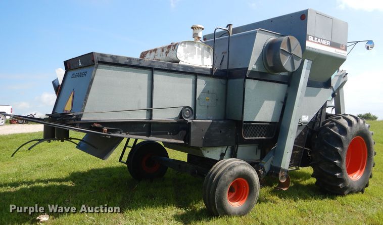 image for item DH4492 1981 Gleaner L2 combine
