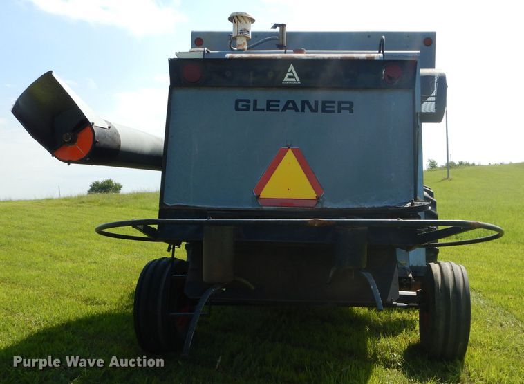image for item DH4492 1981 Gleaner L2 combine