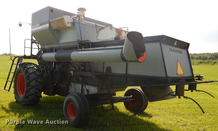image for item DH4492 1981 Gleaner L2 combine