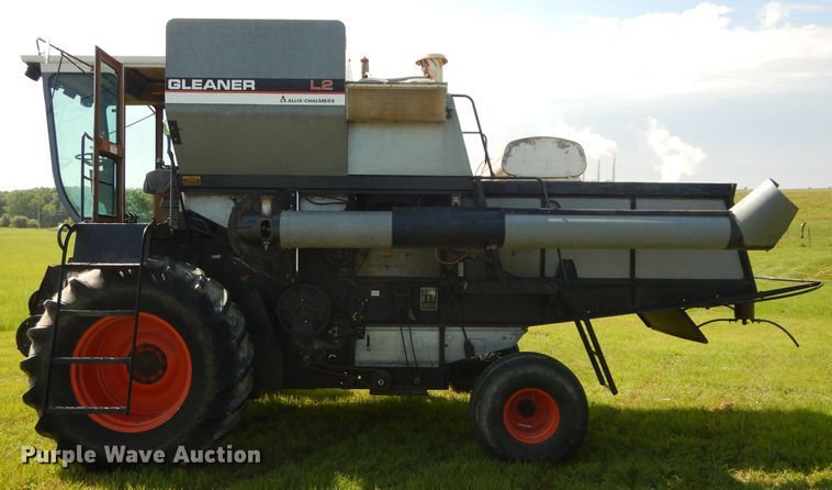 image for item DH4492 1981 Gleaner L2 combine