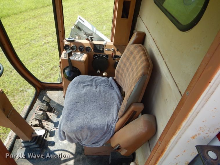 image for item DH4492 1981 Gleaner L2 combine