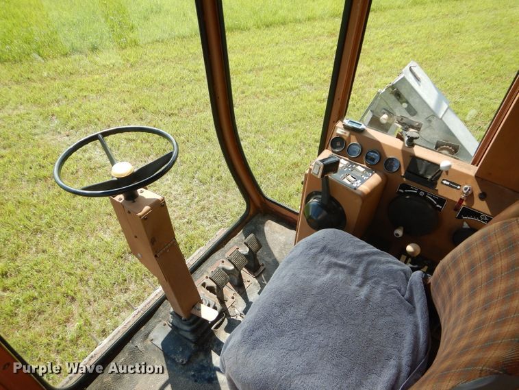 image for item DH4492 1981 Gleaner L2 combine