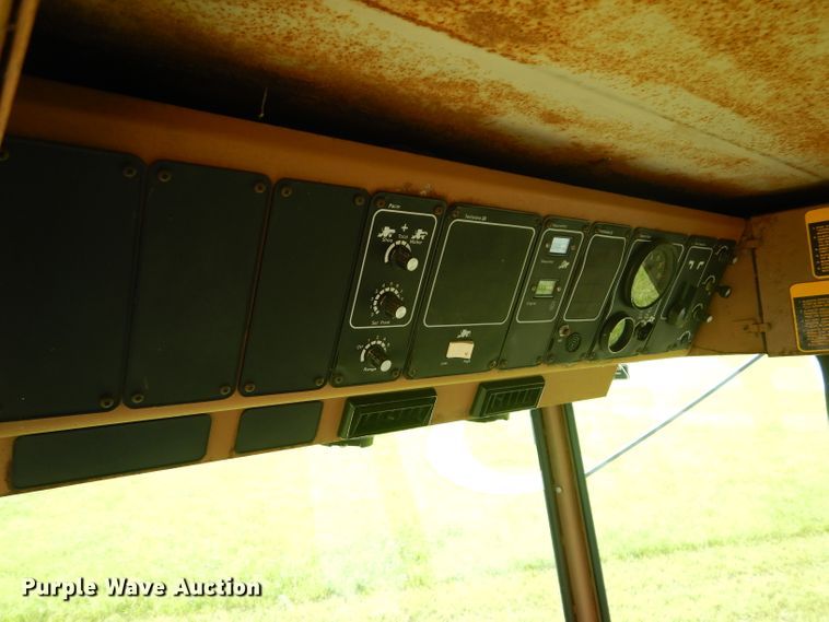 image for item DH4492 1981 Gleaner L2 combine