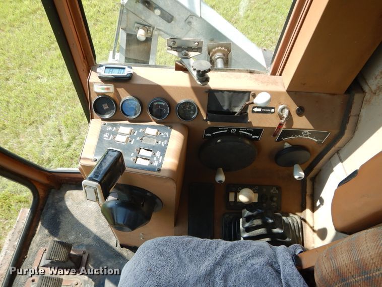 image for item DH4492 1981 Gleaner L2 combine
