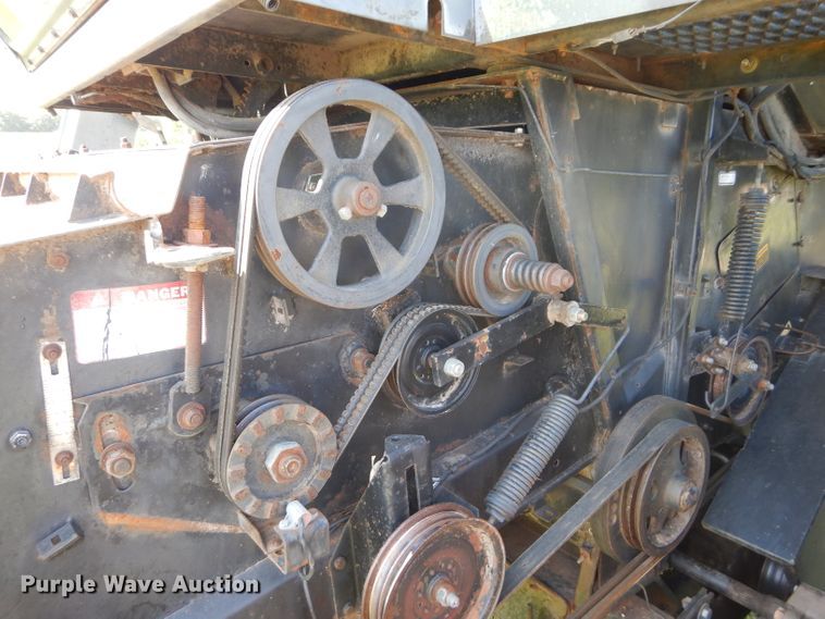 image for item DH4492 1981 Gleaner L2 combine