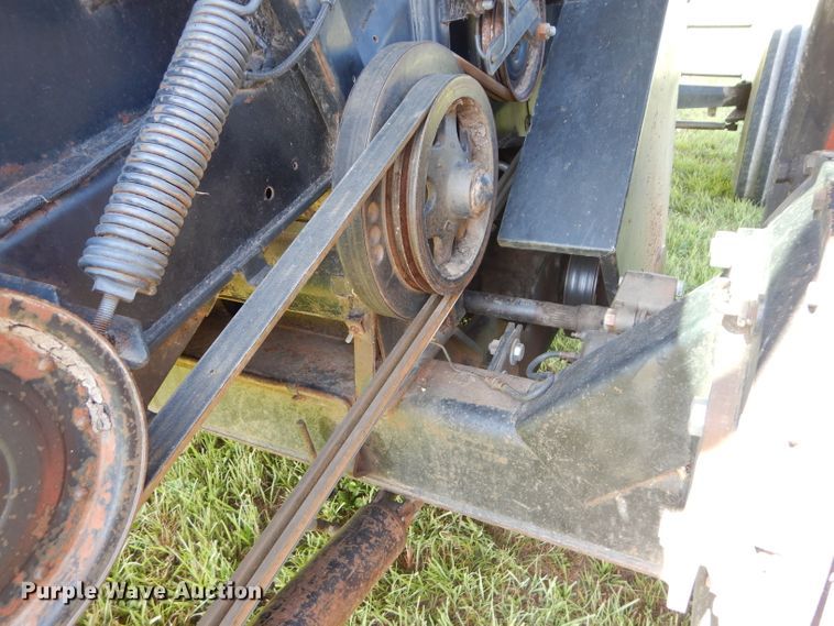 image for item DH4492 1981 Gleaner L2 combine