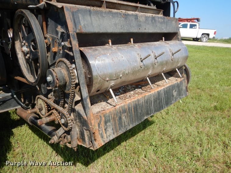 image for item DH4492 1981 Gleaner L2 combine